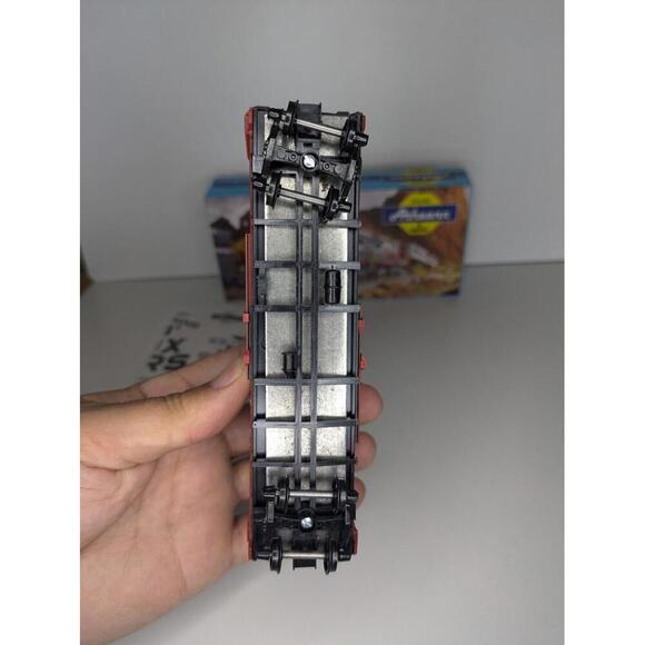 HO Athearn Santa Fe ATSF 16988 40' Shock Control Box Car w/ Kadees Metal Wheels - Picture 4 of 6